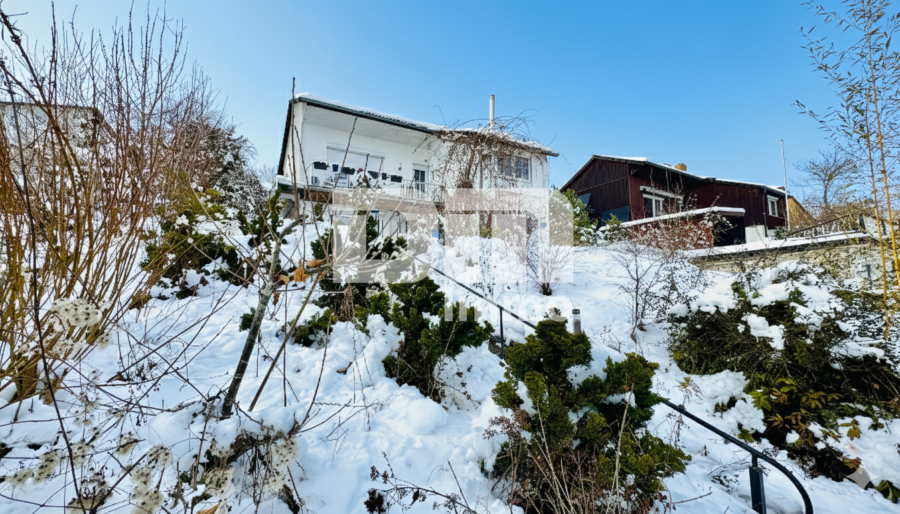 Umfangreich saniertes EFH inkl. PV-Anlage, Terrasse, Wintergarten und Garage + Panoramablick - Zugang Wohnhaus / Treppenaufgang